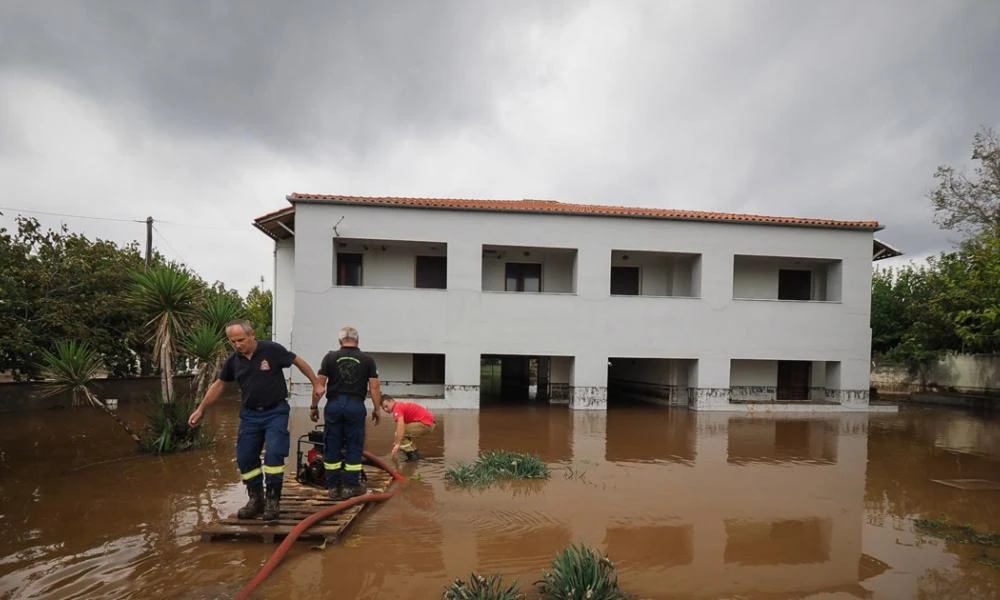 Κακοκαιρία στην Εύβοια: Ισχυρές βροχές και καταιγίδες-Ποτάμια οι δρόμοι (Βίντεο)